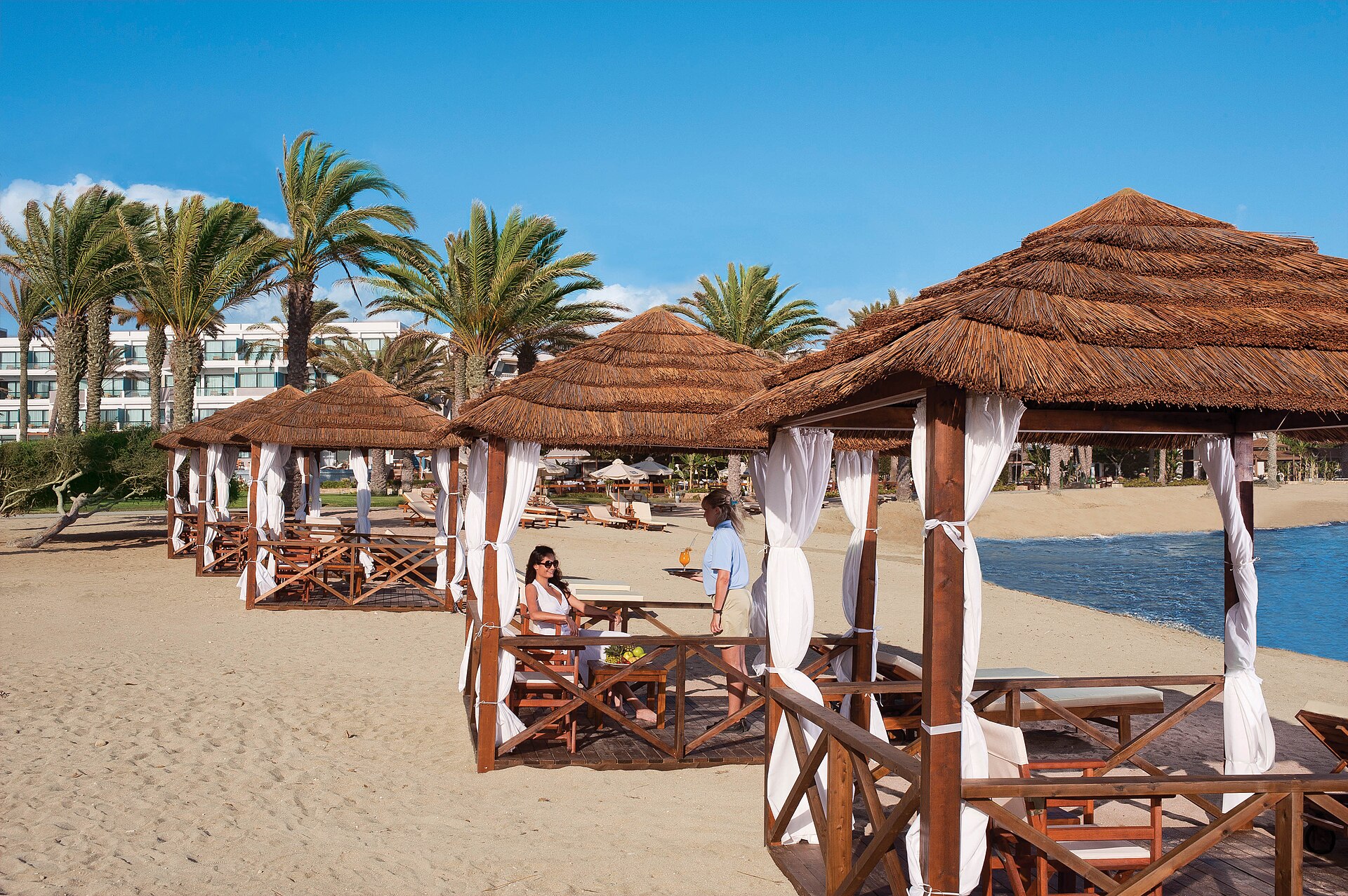 Strandpaviljonger vid ett hotell vid havet i Pafos