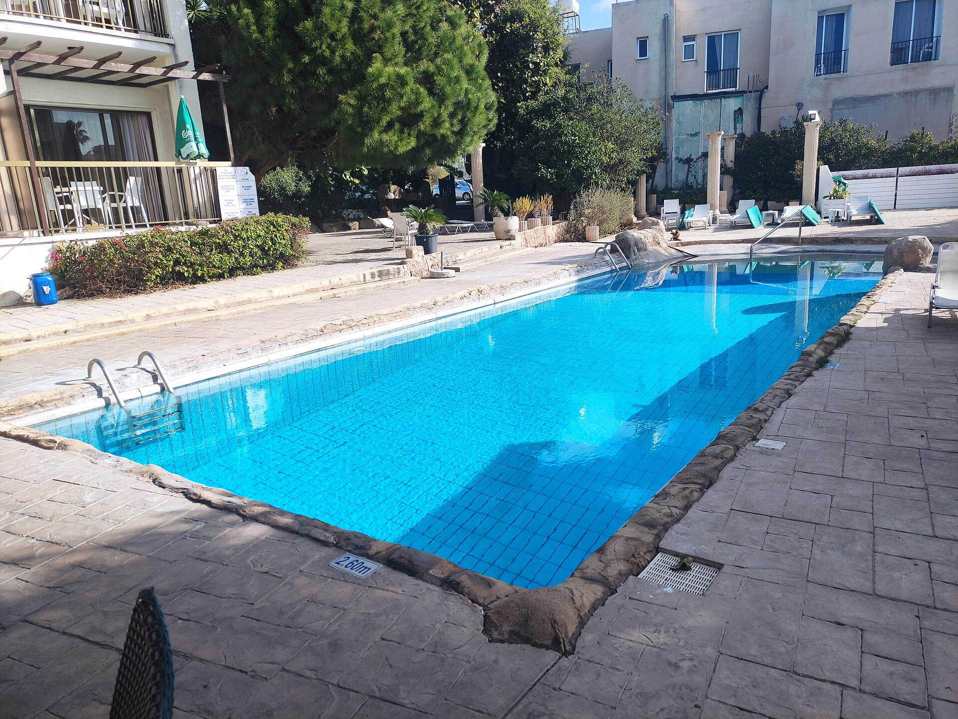 Pool vid ett hotell i Pafos