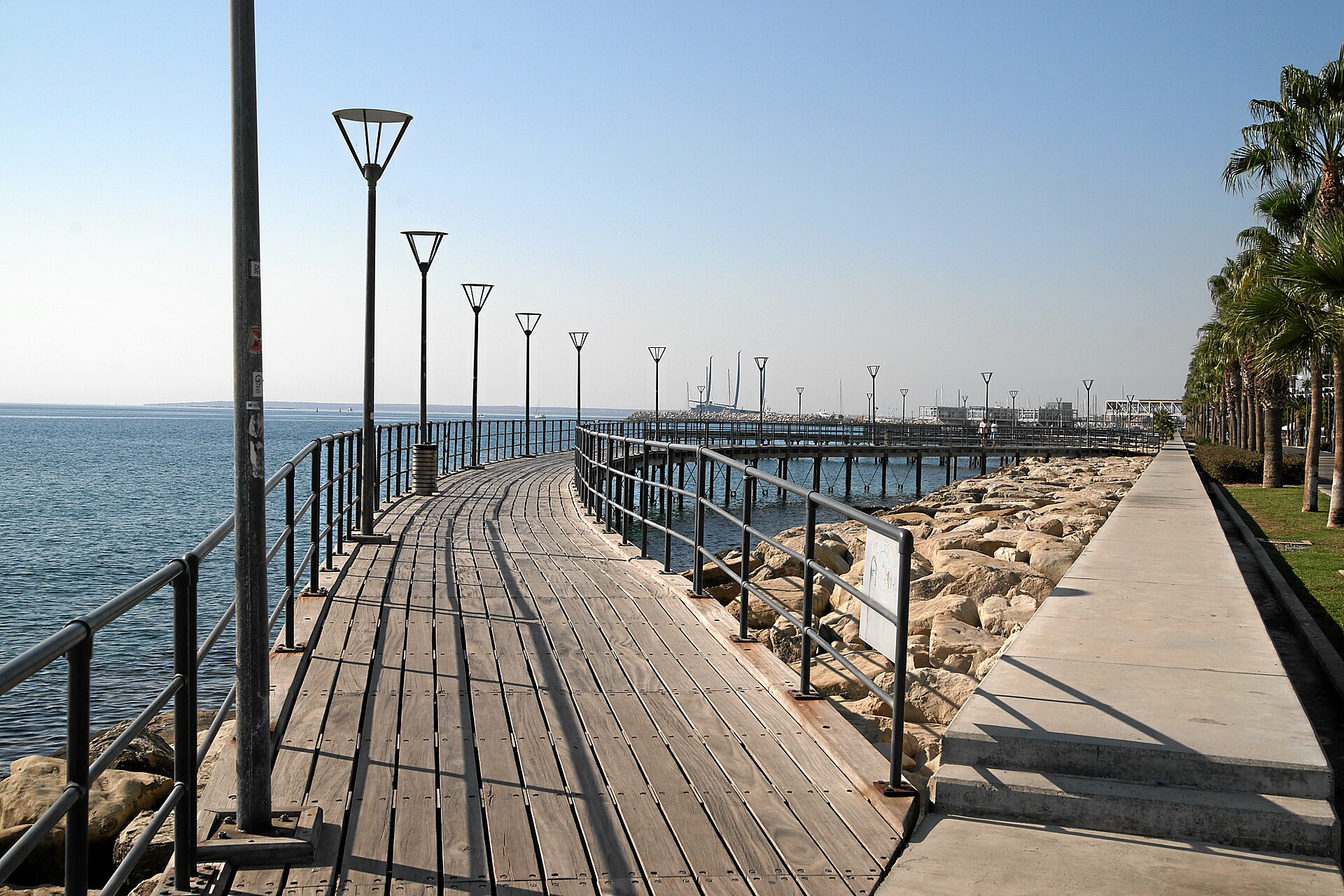 Piren vid strandpromenaden i Limassol