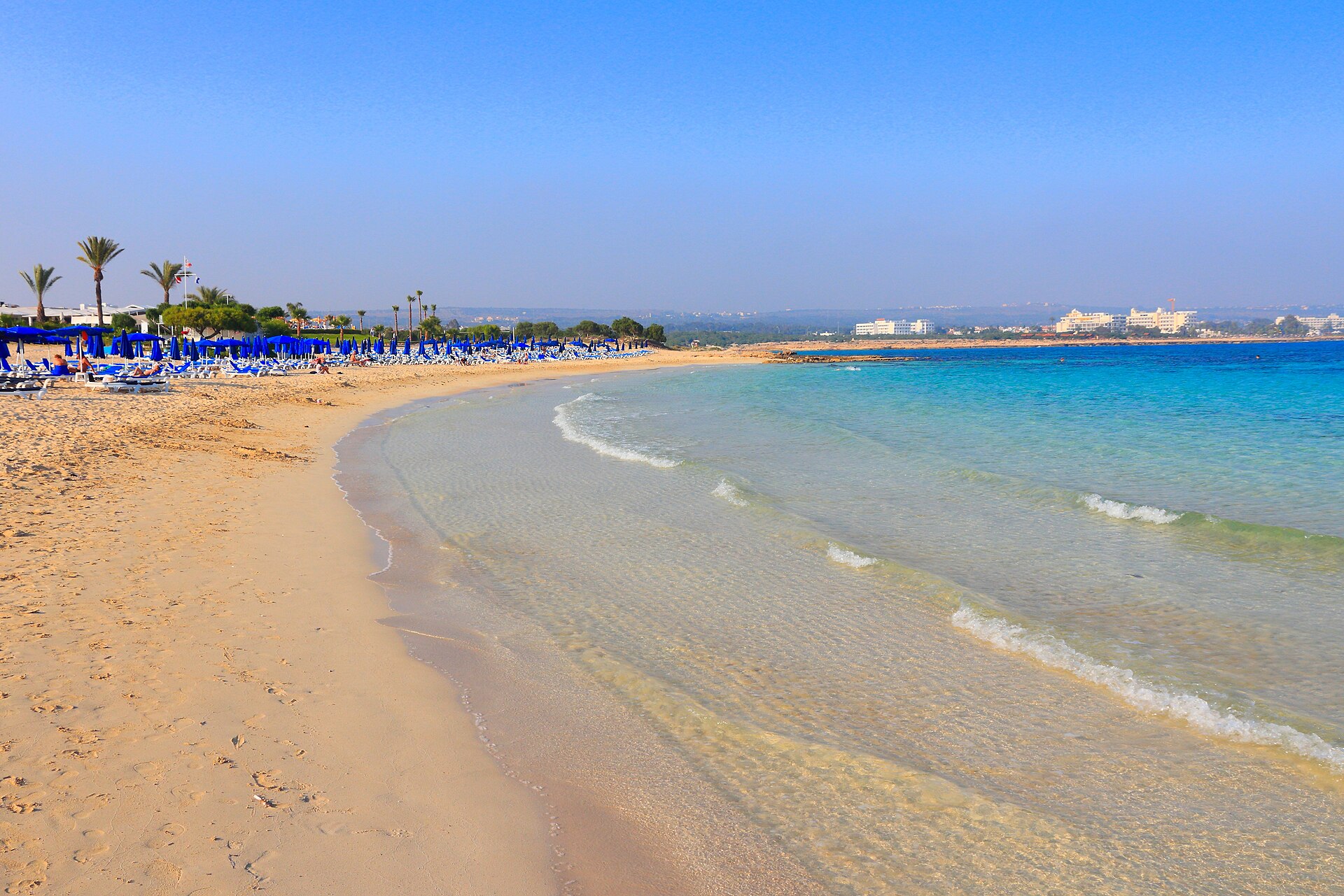 Grunt vatten vid Makronissos Beach i Ayia Napa