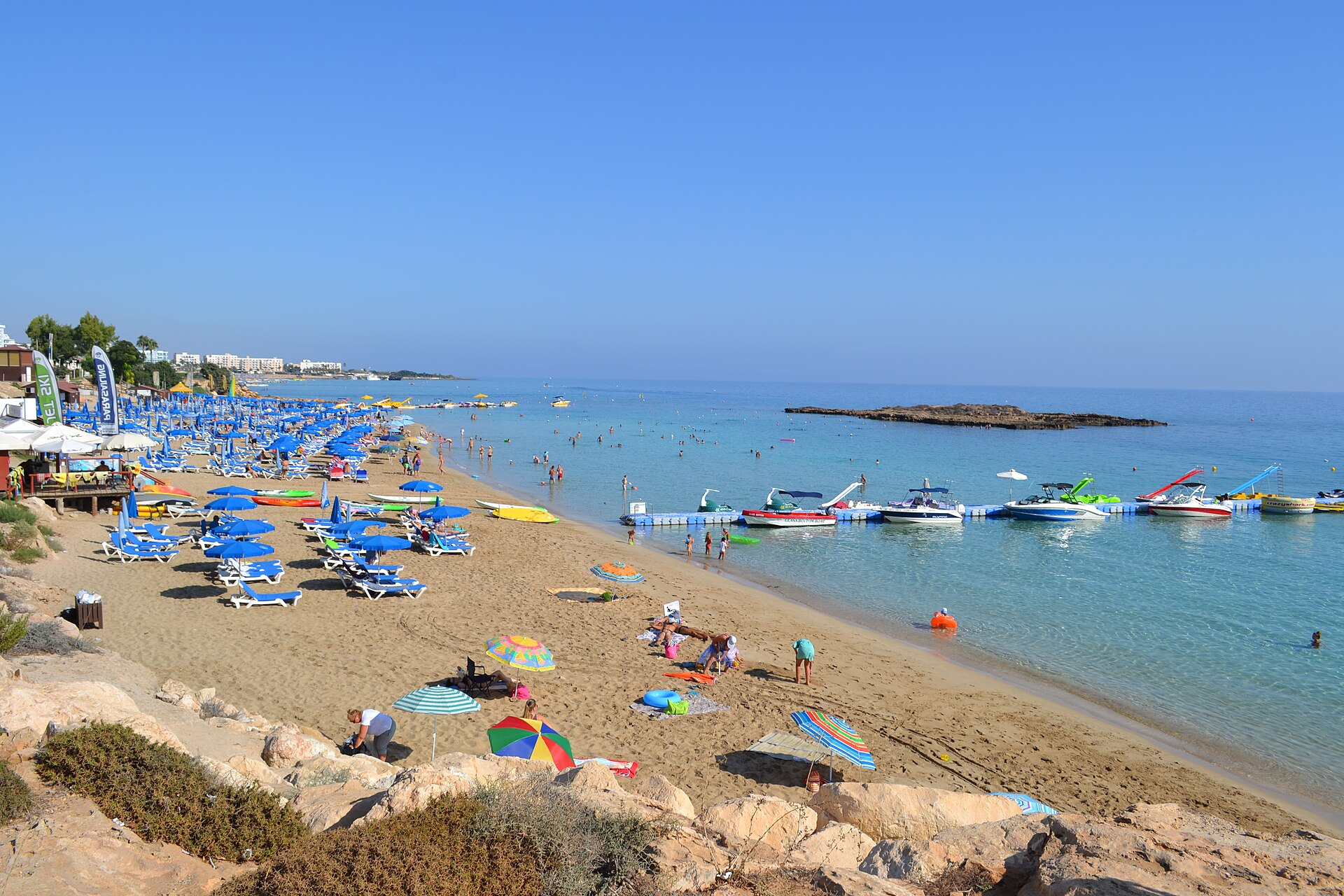 Fig Tree Bay i Protaras med den lilla ön utanför