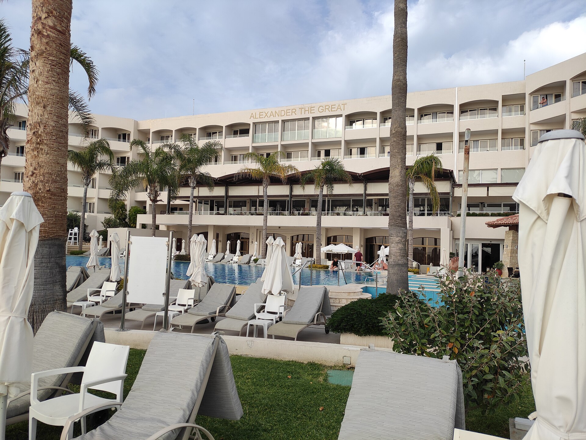 Poolområdet vid Alexander the Great Beach Hotel i Pafos