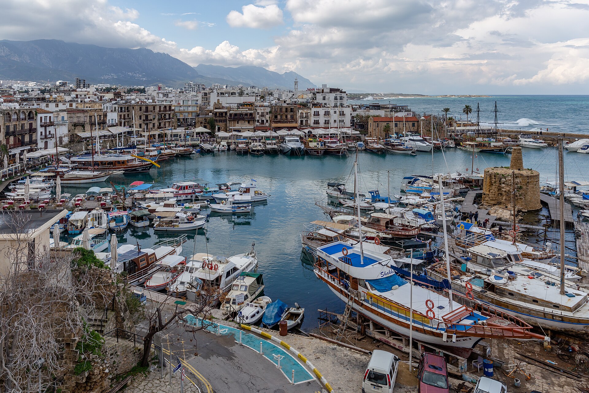 Gamla hamnen i Kyrenia på norra Cypern