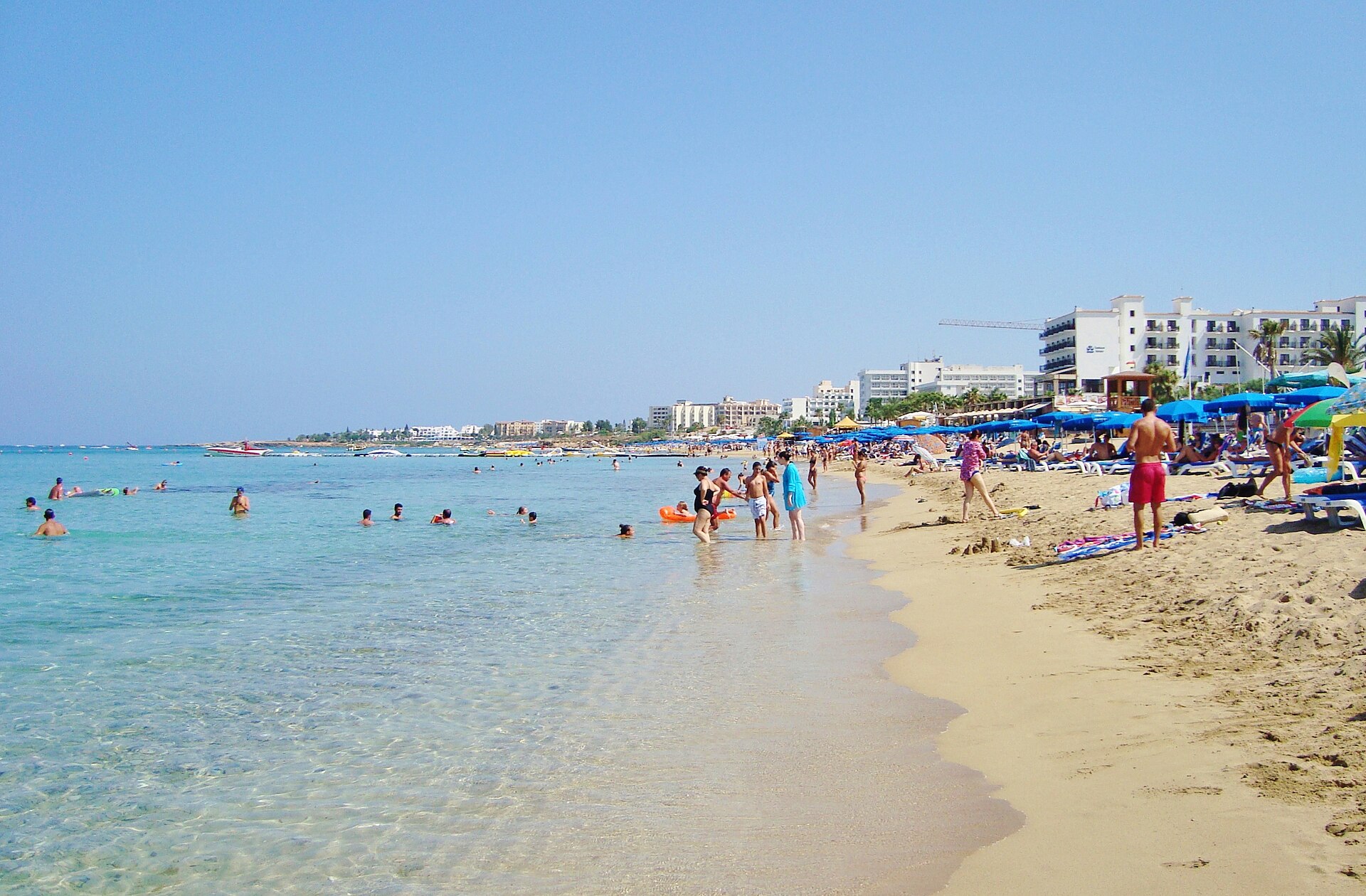 Badande vid sandstranden i Protaras