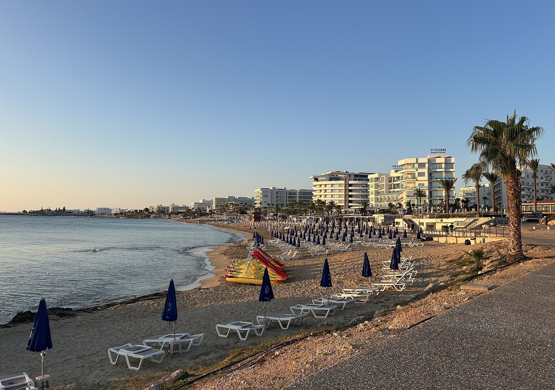 Stranden i Protaras med hotellen längs kusten