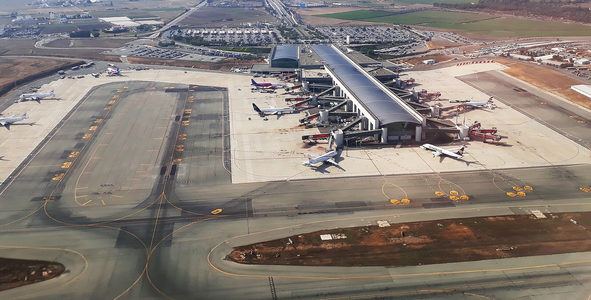 Larnacas flygplats från luften